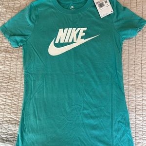 NWT Nike T-shirt, Size XS